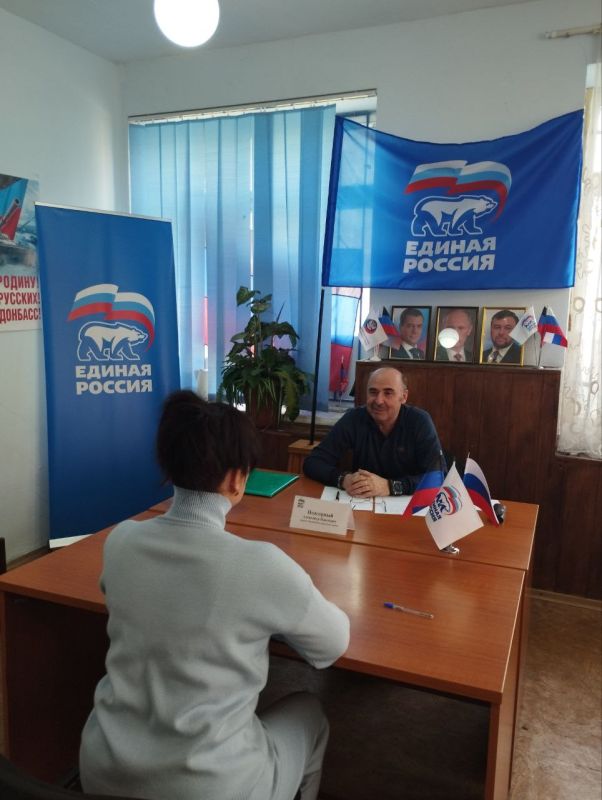 Александр Подгорный провёл выездной приём граждан в общественной приёмной «Единой России» Александр Подгорный провёл выездной приём граждан в общественной приёмной «Единой России»