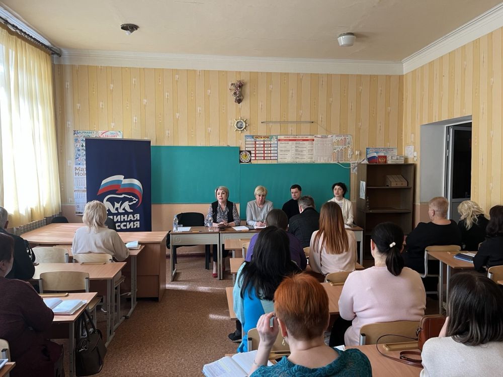 В школе № 144 состоялась встреча руководителя Управы Пролетарского внутригородского района Администрации городского округа Донецк Елены Рязанцевой, депутатов Донецкого городского совета Ирины Глыбовской, Илоны Немсадзе... В школе № 144 состоялась встреча руководителя Управы Пролетарского внутригородского района Администрации городского округа Донецк Елены Рязанцевой, депутатов Донецкого городского совета Ирины Глыбовской, Илоны Немсадзе...
