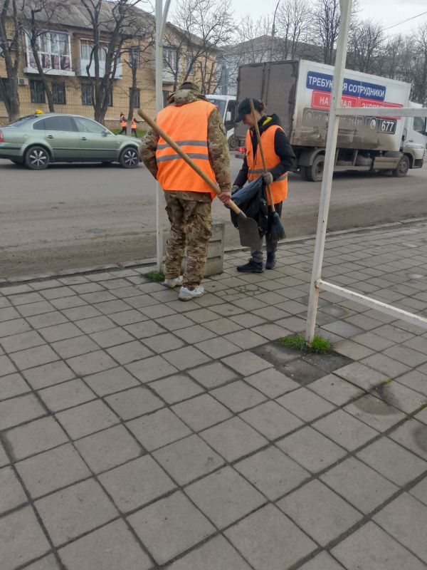Коммунальщики Снежного благоустраивают территории общего пользования Коммунальщики Снежного благоустраивают территории общего пользования