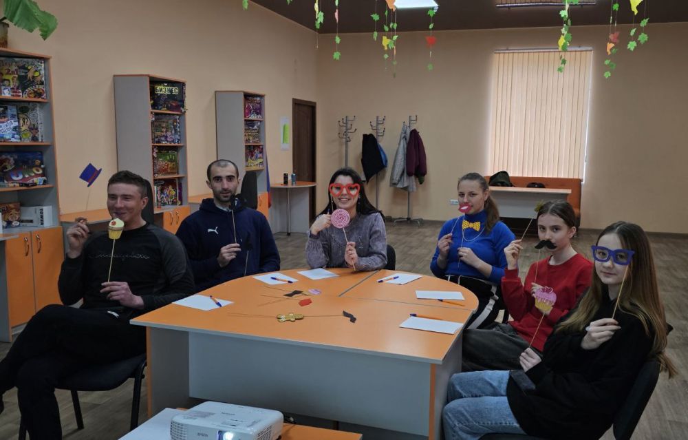 1 апреля или День смеха.. В этот день можно веселиться, шутить, дурачиться, разыгрывать родных, друзей, а также провести его с пользой для ума. В молодёжном отделе МБУ "МИРОНОВСКИЙ ПОСЕЛКОВЫЙ ДК" была проведена... 1 апреля или День смеха.. В этот день можно веселиться, шутить, дурачиться, разыгрывать родных, друзей, а также провести его с пользой для ума. В молодёжном отделе МБУ "МИРОНОВСКИЙ ПОСЕЛКОВЫЙ ДК" была проведена...