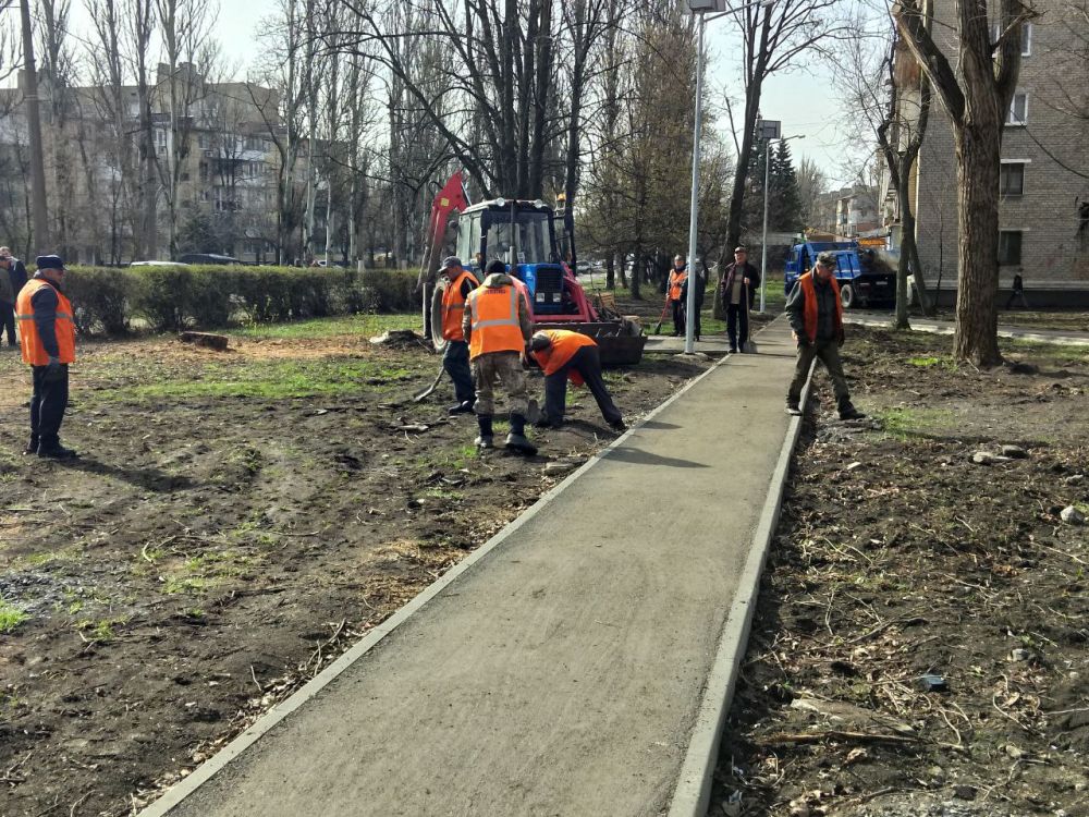 В Кировском внутригородском районе продолжаются работы по благоустройству территории В Кировском внутригородском районе продолжаются работы по благоустройству территории