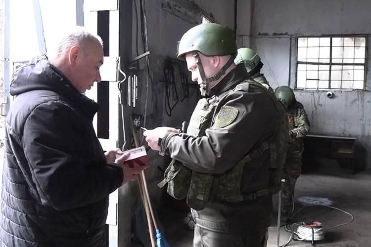 «Люди спешат привести документы в порядок»: в Курахово начался процесс замены водительских прав и автомобильных номеров на российские «Люди спешат привести документы в порядок»: в Курахово начался процесс замены водительских прав и автомобильных номеров на российские