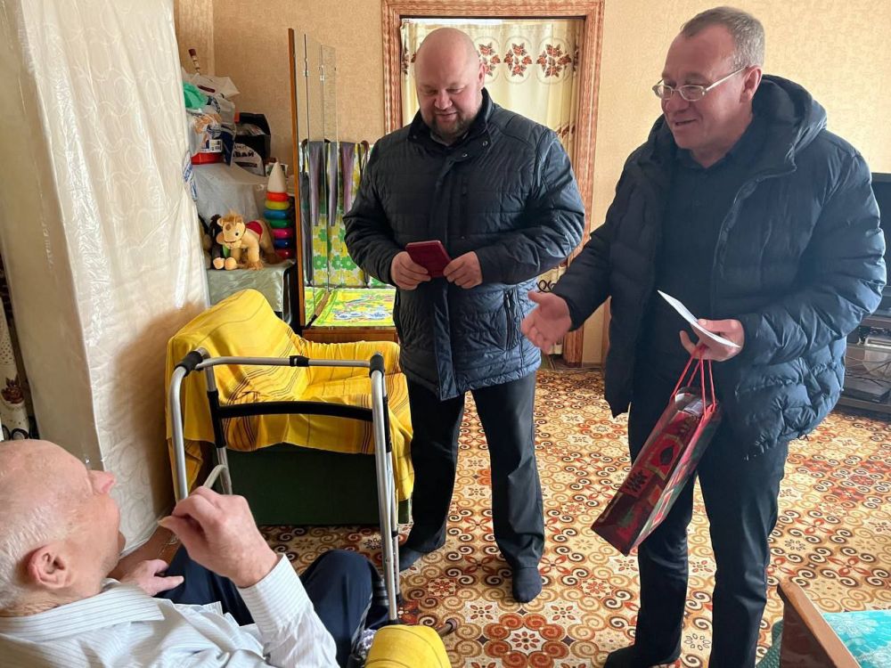 Василий Овчаров: В преддверии празднования юбилея Великой Победы, от имени Президента Российской Федерации В.В. Путина и во исполнение Поручения Главы Донецкой Народной Республики Д.В. Пушилина первый заместитель главы... Василий Овчаров: В преддверии празднования юбилея Великой Победы, от имени Президента Российской Федерации В.В. Путина и во исполнение Поручения Главы Донецкой Народной Республики Д.В. Пушилина первый заместитель главы...