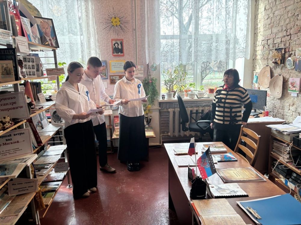 Школьники Ждановки приняли участие в акции «Зажги синим» Школьники Ждановки приняли участие в акции «Зажги синим»