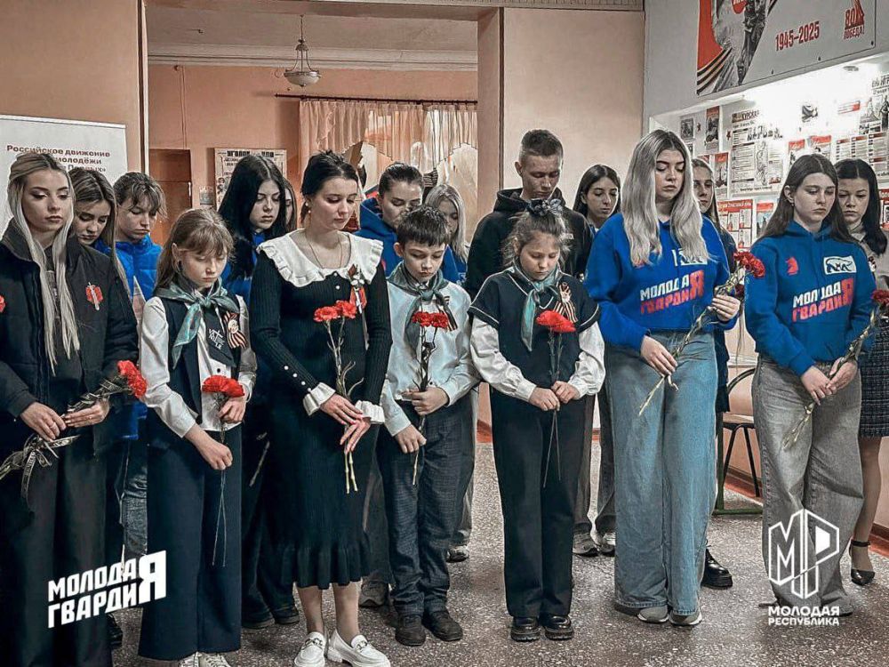 Никогда не забудем. Активисты Молодёжки почтили память военного корреспондента Владлена Татарского в его годовщину смерти Никогда не забудем. Активисты Молодёжки почтили память военного корреспондента Владлена Татарского в его годовщину смерти