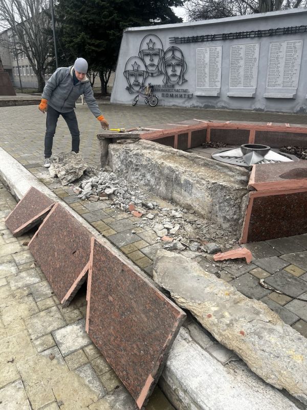 Выполняется реконструкция площади Славы в рамках подготовки празднования 80-й годовщины Победы в Великой Отечественной войне 1941–1945 годов Выполняется реконструкция площади Славы в рамках подготовки празднования 80-й годовщины Победы в Великой Отечественной войне 1941–1945 годов