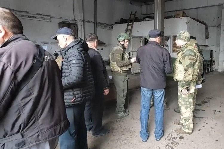 «Люди спешат привести документы в порядок»: в Курахово начался процесс замены водительских прав и автомобильных номеров на российские «Люди спешат привести документы в порядок»: в Курахово начался процесс замены водительских прав и автомобильных номеров на российские