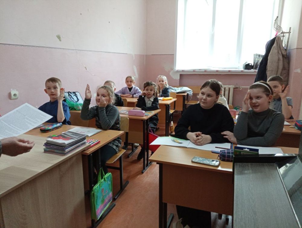 Сегодня, 3 апреля, в МБУДО"Зугрэсская ДШИ" прошла тематическая беседа к Международному Дню птиц Сегодня, 3 апреля, в МБУДО"Зугрэсская ДШИ" прошла тематическая беседа к Международному Дню птиц