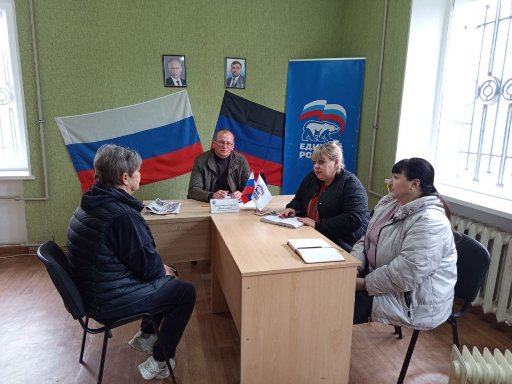 3 апреля Председатель Дебальцевского городского совета Донецкой Народной Республики Шульженко Сергей Васильевич провел личный прием граждан в общественной приемной Всероссийской политической партии «Единая Россия» 3 апреля Председатель Дебальцевского городского совета Донецкой Народной Республики Шульженко Сергей Васильевич провел личный прием граждан в общественной приемной Всероссийской политической партии «Единая Россия»