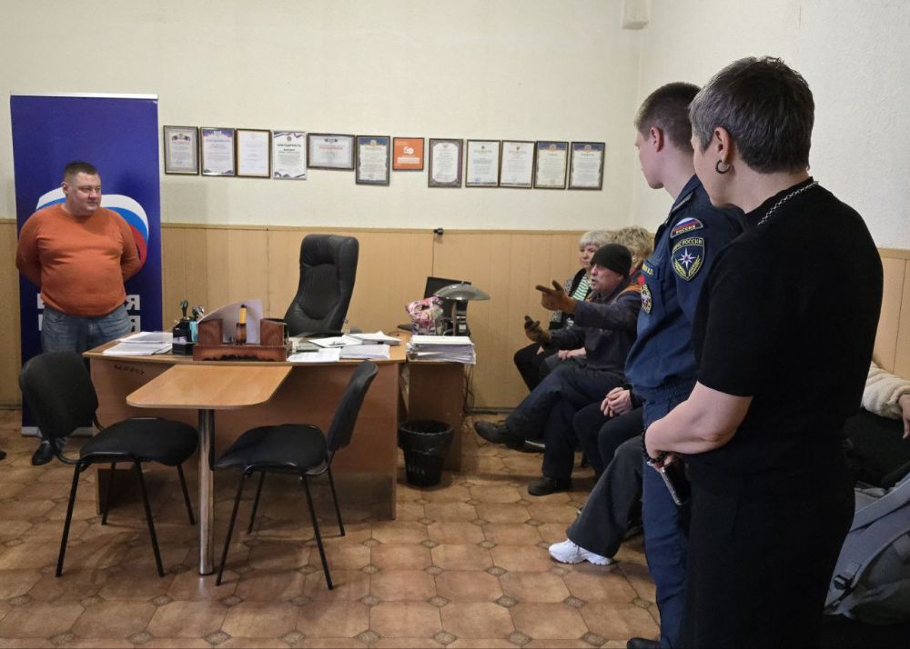 Руководитель Управы Куйбышевского внутригородского района Иван Адамец и депутат Донецкого городского совета Валерий Солодовников провели встречу с трудовым коллективом Куйбышевского РТС филиала «Донецктеплосеть» ГУП... Руководитель Управы Куйбышевского внутригородского района Иван Адамец и депутат Донецкого городского совета Валерий Солодовников провели встречу с трудовым коллективом Куйбышевского РТС филиала «Донецктеплосеть» ГУП...