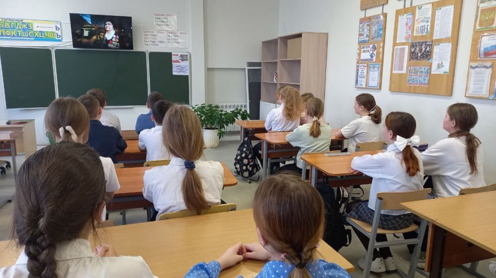 В школах Снежного прошли показы документальной киноленты «Моя война» В школах Снежного прошли показы документальной киноленты «Моя война»