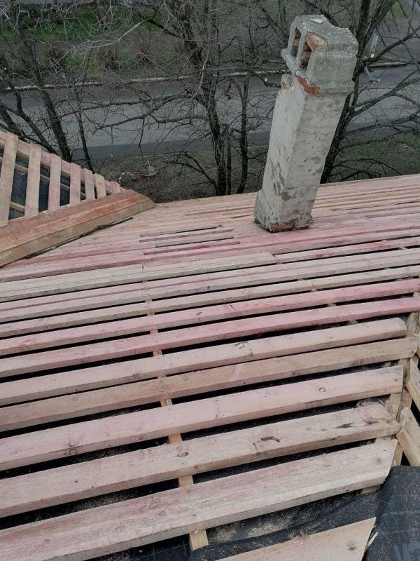 Нижегородские специалисты продолжают ремонт кровли дома в пгт Горное Нижегородские специалисты продолжают ремонт кровли дома в пгт Горное