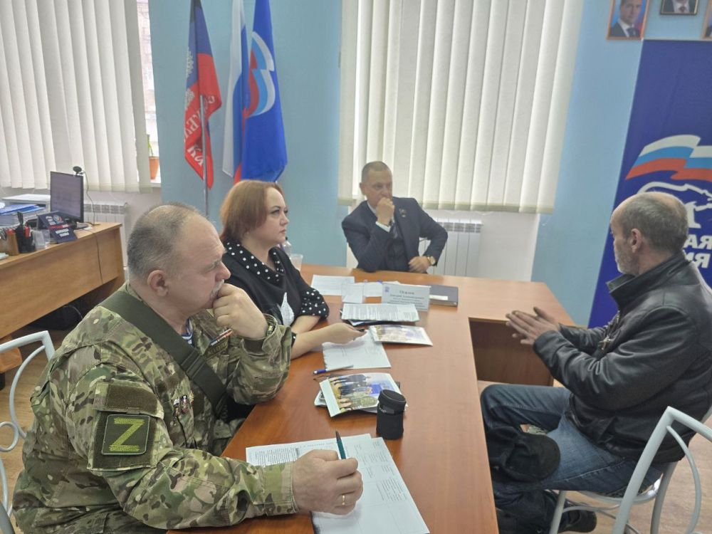 Дмитрий Огилец: Шесть человек пришли на прием в общественную приёмную партии "Единая Россия" в городе Харцызске Дмитрий Огилец: Шесть человек пришли на прием в общественную приёмную партии "Единая Россия" в городе Харцызске