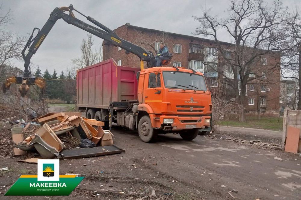 Ликвидация стихийных свалок в Макеевке продолжается Ликвидация стихийных свалок в Макеевке продолжается
