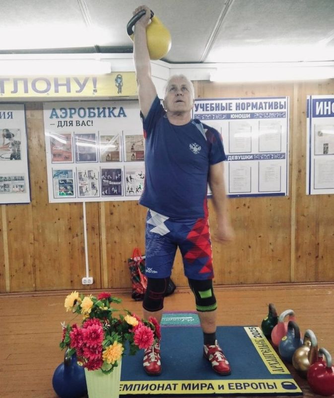 Легенда шахтерского гиревого спорта Владимир Куликов принял участие в двух чемпионатах мира по гиревому триатлону в городе воинской славы Архангельске и завоевал 11 медалей Легенда шахтерского гиревого спорта Владимир Куликов принял участие в двух чемпионатах мира по гиревому триатлону в городе воинской славы Архангельске и завоевал 11 медалей