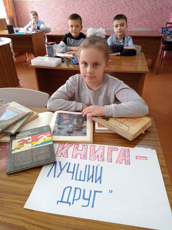 2 апреля, в Зугрэсской школе искусств, на отделе ИЗО преподавателем Марченко Л.А. был проведен тематически урок, приуроченный к Всемирному дню книги "Книга - лучший друг", на котором ребята узнали историю возникновения и... 2 апреля, в Зугрэсской школе искусств, на отделе ИЗО преподавателем Марченко Л.А. был проведен тематически урок, приуроченный к Всемирному дню книги "Книга - лучший друг", на котором ребята узнали историю возникновения и...