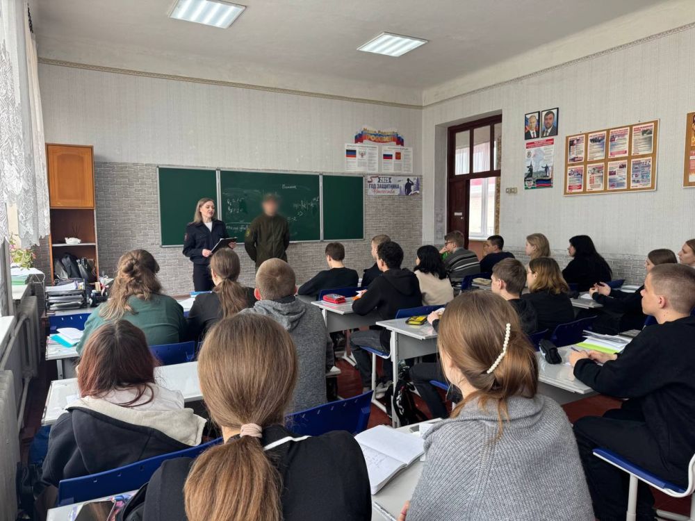 Полицейские посетили учебные заведения в Шахтерске Полицейские посетили учебные заведения в Шахтерске