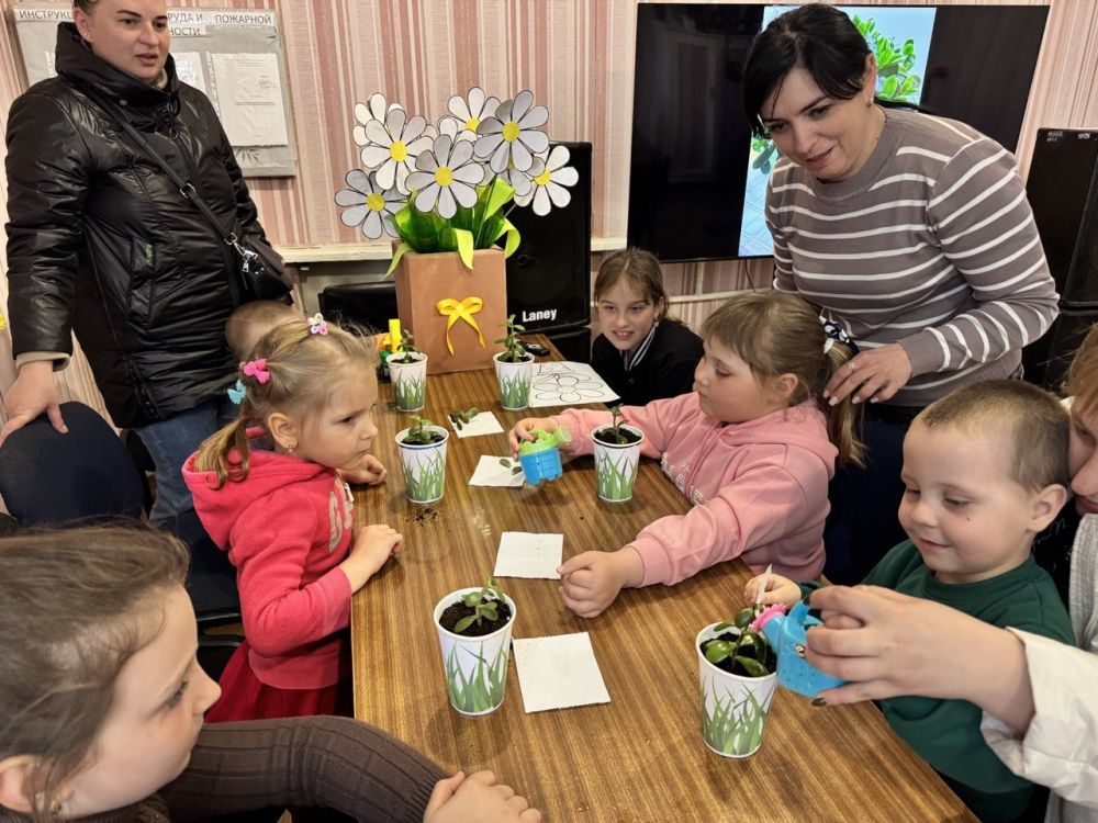 В Старобешевском округе состоялась творческая мастерская, посвященная Дню дочерей В Старобешевском округе состоялась творческая мастерская, посвященная Дню дочерей