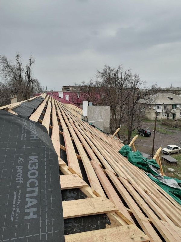 Нижегородские специалисты продолжают ремонт кровли дома в пгт Горное Нижегородские специалисты продолжают ремонт кровли дома в пгт Горное