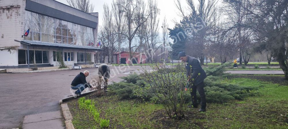 Алексей Кулемзин: Сотрудники учреждений культуры, образования и спорта, также управления по физической культуре и спорту приняли активное участие в еженедельной акции «Чистый четверг» в рамках реализации проекта «Городская... Алексей Кулемзин: Сотрудники учреждений культуры, образования и спорта, также управления по физической культуре и спорту приняли активное участие в еженедельной акции «Чистый четверг» в рамках реализации проекта «Городская...