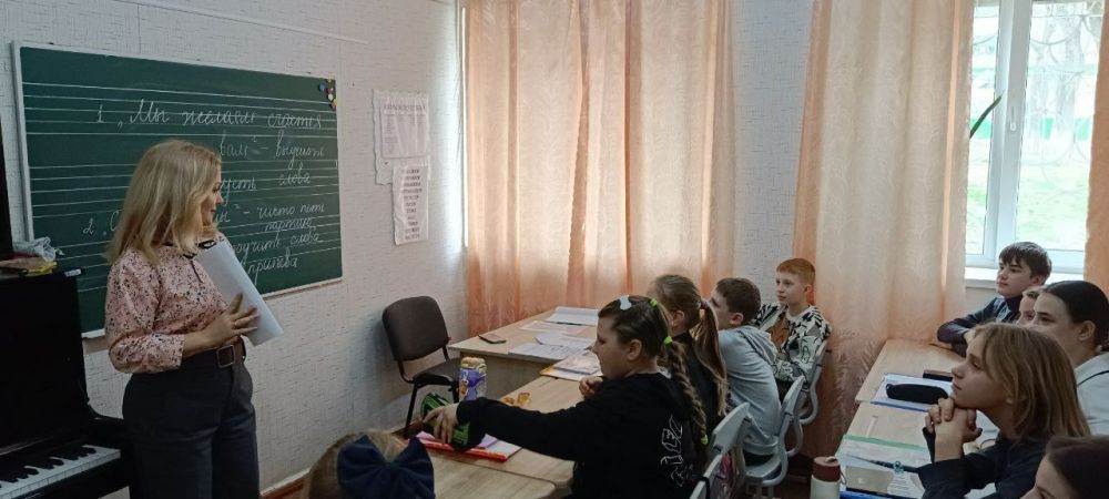 Вчера, 2 апреля, в Зугрэсской деткой школе искусств, преподаватель класса "Сольное пение" Секретаренко М. В. провела музыкальную викторину по песням Великой Отечественной войны "Война для меня это..." Вчера, 2 апреля, в Зугрэсской деткой школе искусств, преподаватель класса "Сольное пение" Секретаренко М. В. провела музыкальную викторину по песням Великой Отечественной войны "Война для меня это..."