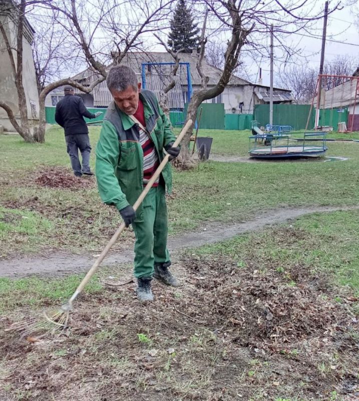 Силами коммунальных предприятий были проделаны работы по наведению чистоты и порядка на территории г. Моспино: Силами коммунальных предприятий были проделаны работы по наведению чистоты и порядка на территории г. Моспино: