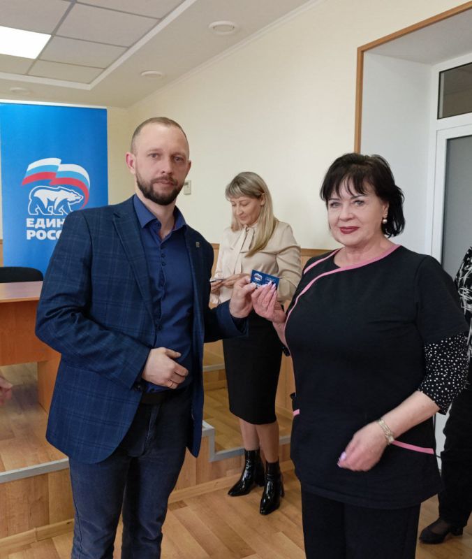 Вручение партийных билетов Всероссийской Политической Партии "ЕДИНАЯ РОССИЯ" в Ленинском районе города Донецка продолжается Вручение партийных билетов Всероссийской Политической Партии "ЕДИНАЯ РОССИЯ" в Ленинском районе города Донецка продолжается