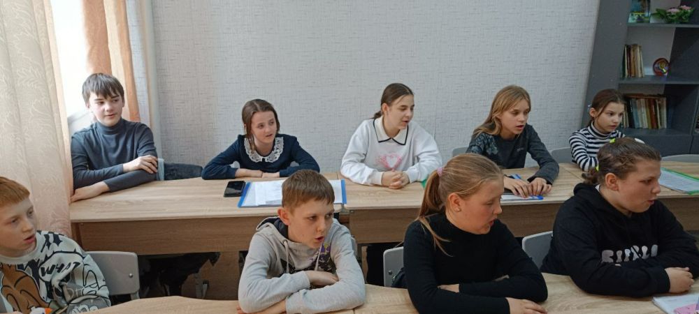 Вчера, 2 апреля, в Зугрэсской деткой школе искусств, преподаватель класса "Сольное пение" Секретаренко М. В. провела музыкальную викторину по песням Великой Отечественной войны "Война для меня это..." Вчера, 2 апреля, в Зугрэсской деткой школе искусств, преподаватель класса "Сольное пение" Секретаренко М. В. провела музыкальную викторину по песням Великой Отечественной войны "Война для меня это..."