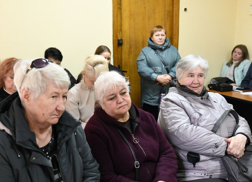 Владислав Ключаров: Сегодня ко мне на приём обратились по вопросам благоустройства, неудовлетворительной работы коммунальных служб, газификации, перебоев в водоснабжении, установки пандусов, ремонта кровли Владислав Ключаров: Сегодня ко мне на приём обратились по вопросам благоустройства, неудовлетворительной работы коммунальных служб, газификации, перебоев в водоснабжении, установки пандусов, ремонта кровли