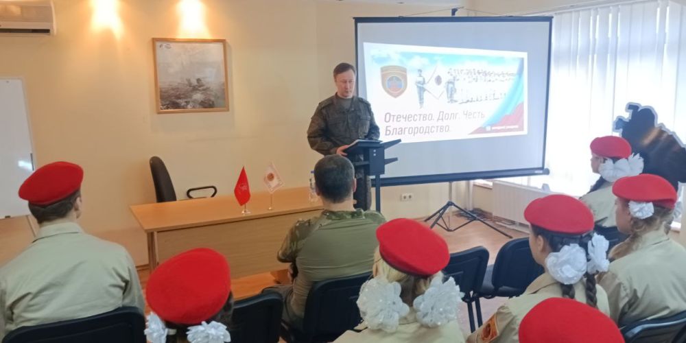 На базе Дома "ЮНАРМИИ" г. Донецка юнармейцы встретились с представителями Генеральной военной прокуратуры Российской Федерации На базе Дома "ЮНАРМИИ" г. Донецка юнармейцы встретились с представителями Генеральной военной прокуратуры Российской Федерации