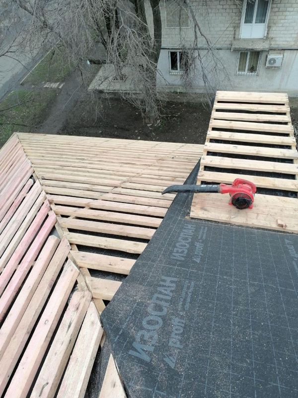 Нижегородские специалисты продолжают ремонт кровли дома в пгт Горное Нижегородские специалисты продолжают ремонт кровли дома в пгт Горное
