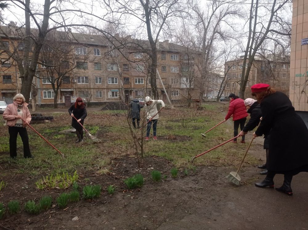 В Кировском внутригородском районе продолжаются работы в рамках двухмесячника по благоустройству В Кировском внутригородском районе продолжаются работы в рамках двухмесячника по благоустройству