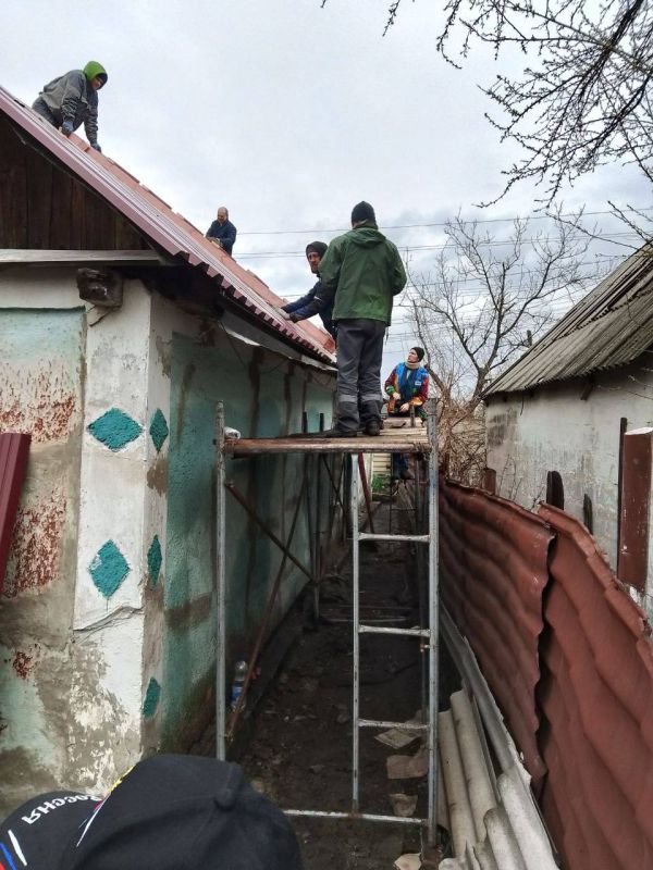 На очередном частном жилом доме силами строительных бригад, сформированных из числа добровольцев-строителей "Патриаршей гуманитарной миссии" Русской Православной Церкви, выполняются ремонтно-восстановительные работы На очередном частном жилом доме силами строительных бригад, сформированных из числа добровольцев-строителей "Патриаршей гуманитарной миссии" Русской Православной Церкви, выполняются ремонтно-восстановительные работы