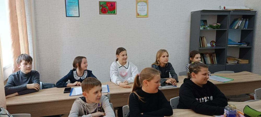 Вчера, 2 апреля, в Зугрэсской деткой школе искусств, преподаватель класса "Сольное пение" Секретаренко М. В. провела музыкальную викторину по песням Великой Отечественной войны "Война для меня это..." Вчера, 2 апреля, в Зугрэсской деткой школе искусств, преподаватель класса "Сольное пение" Секретаренко М. В. провела музыкальную викторину по песням Великой Отечественной войны "Война для меня это..."