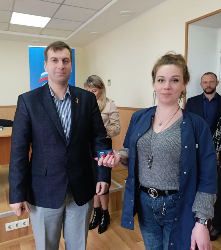 Вручение партийных билетов Всероссийской Политической Партии "ЕДИНАЯ РОССИЯ" в Ленинском районе города Донецка продолжается Вручение партийных билетов Всероссийской Политической Партии "ЕДИНАЯ РОССИЯ" в Ленинском районе города Донецка продолжается