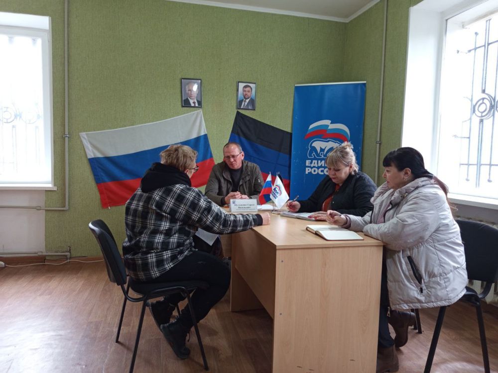 3 апреля Председатель Дебальцевского городского совета Донецкой Народной Республики Шульженко Сергей Васильевич провел личный прием граждан в общественной приемной Всероссийской политической партии «Единая Россия» 3 апреля Председатель Дебальцевского городского совета Донецкой Народной Республики Шульженко Сергей Васильевич провел личный прием граждан в общественной приемной Всероссийской политической партии «Единая Россия»