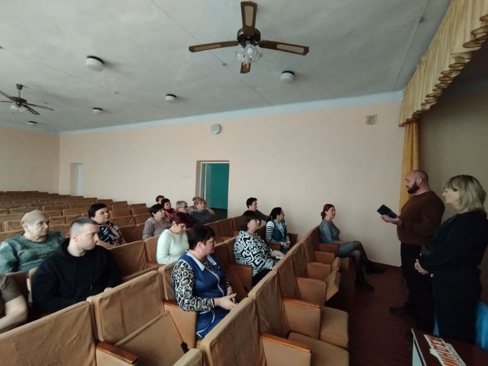 3 апреля заместитель руководителя Управы Червоногвардейского внутригородского района Татьяна Задорожная по партийному проекту «Городская среда» провела встречу с трудовым коллективом ГБОУ «СШ № 2 г.о. Макеевки» ДНР на... 3 апреля заместитель руководителя Управы Червоногвардейского внутригородского района Татьяна Задорожная по партийному проекту «Городская среда» провела встречу с трудовым коллективом ГБОУ «СШ № 2 г.о. Макеевки» ДНР на...