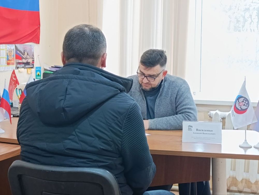 Депутат Шахтерского муниципального совета ответил на вопросы жителей в Ждановке Депутат Шахтерского муниципального совета ответил на вопросы жителей в Ждановке