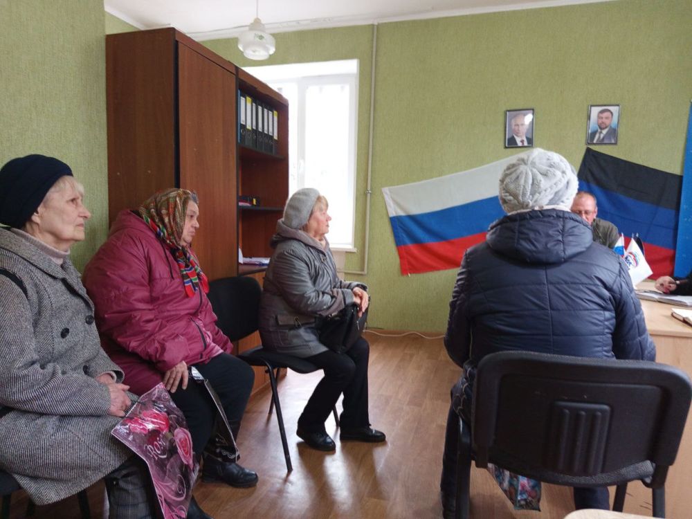 3 апреля Председатель Дебальцевского городского совета Донецкой Народной Республики Шульженко Сергей Васильевич провел личный прием граждан в общественной приемной Всероссийской политической партии «Единая Россия» 3 апреля Председатель Дебальцевского городского совета Донецкой Народной Республики Шульженко Сергей Васильевич провел личный прием граждан в общественной приемной Всероссийской политической партии «Единая Россия»