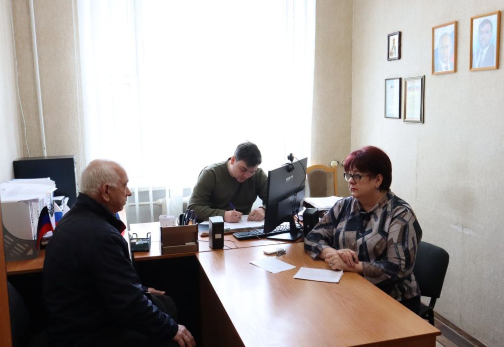 Сегодня, 3 апреля 2025 года, врип главы муниципального образования городской округ Торез Артем Чесноков провел прием населения по личным вопросам Сегодня, 3 апреля 2025 года, врип главы муниципального образования городской округ Торез Артем Чесноков провел прием населения по личным вопросам