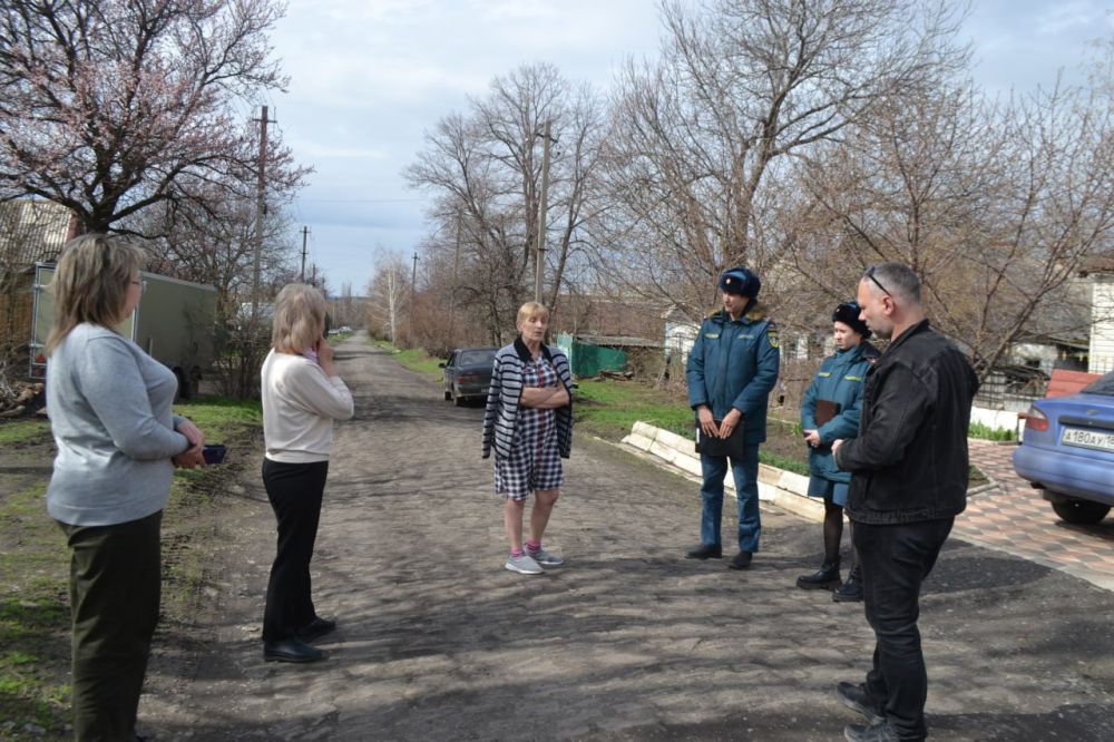 Вчера, 2 апреля, встречу с гражданами в пгт Зуевка провели представители Администрации городского округа Харцызск, на котором были обсуждены актуальные вопросы и проблемы, волнующие местных жителей Вчера, 2 апреля, встречу с гражданами в пгт Зуевка провели представители Администрации городского округа Харцызск, на котором были обсуждены актуальные вопросы и проблемы, волнующие местных жителей