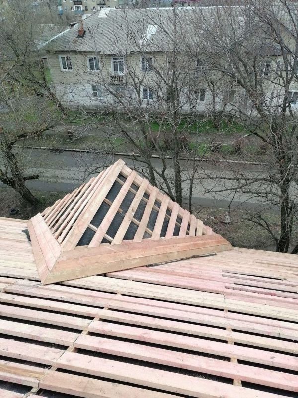 Нижегородские специалисты продолжают ремонт кровли дома в пгт Горное Нижегородские специалисты продолжают ремонт кровли дома в пгт Горное