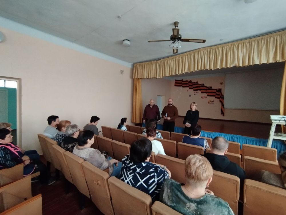 3 апреля заместитель руководителя Управы Червоногвардейского внутригородского района Татьяна Задорожная по партийному проекту «Городская среда» провела встречу с трудовым коллективом ГБОУ «СШ № 2 г.о. Макеевки» ДНР на... 3 апреля заместитель руководителя Управы Червоногвардейского внутригородского района Татьяна Задорожная по партийному проекту «Городская среда» провела встречу с трудовым коллективом ГБОУ «СШ № 2 г.о. Макеевки» ДНР на...