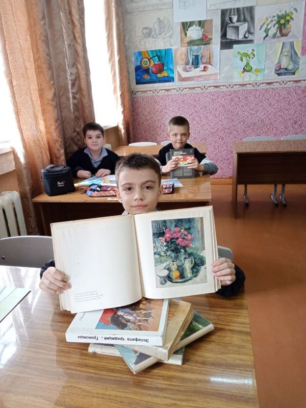2 апреля, в Зугрэсской школе искусств, на отделе ИЗО преподавателем Марченко Л.А. был проведен тематически урок, приуроченный к Всемирному дню книги "Книга - лучший друг", на котором ребята узнали историю возникновения и... 2 апреля, в Зугрэсской школе искусств, на отделе ИЗО преподавателем Марченко Л.А. был проведен тематически урок, приуроченный к Всемирному дню книги "Книга - лучший друг", на котором ребята узнали историю возникновения и...