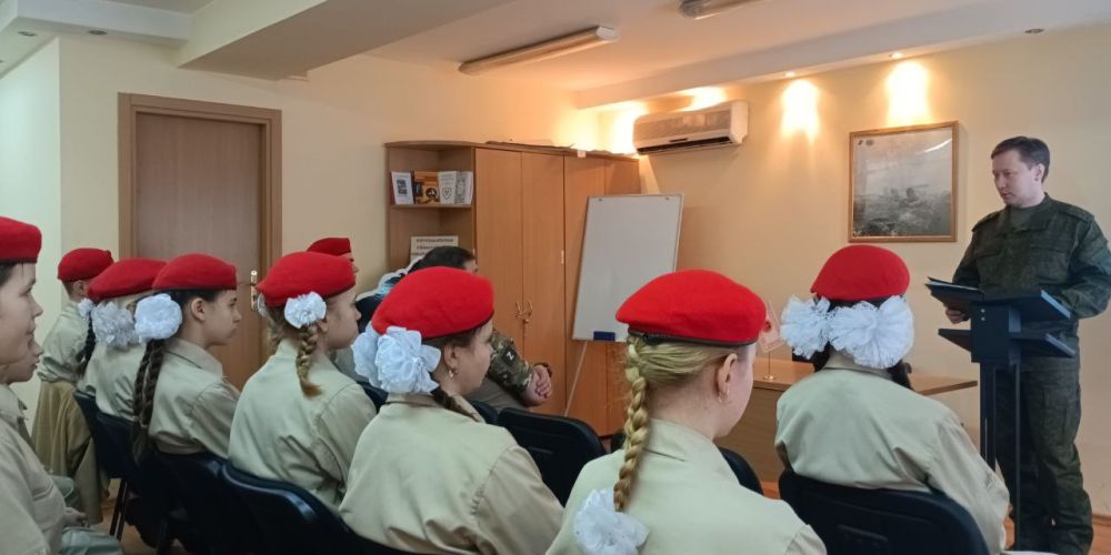На базе Дома "ЮНАРМИИ" г. Донецка юнармейцы встретились с представителями Генеральной военной прокуратуры Российской Федерации На базе Дома "ЮНАРМИИ" г. Донецка юнармейцы встретились с представителями Генеральной военной прокуратуры Российской Федерации