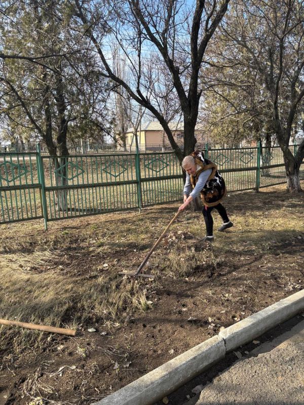 Сергей Желновач: Сегодня в рамках проведения двухмесячника по благоустройству территории в пгт.Луганское прошел субботник Сергей Желновач: Сегодня в рамках проведения двухмесячника по благоустройству территории в пгт.Луганское прошел субботник