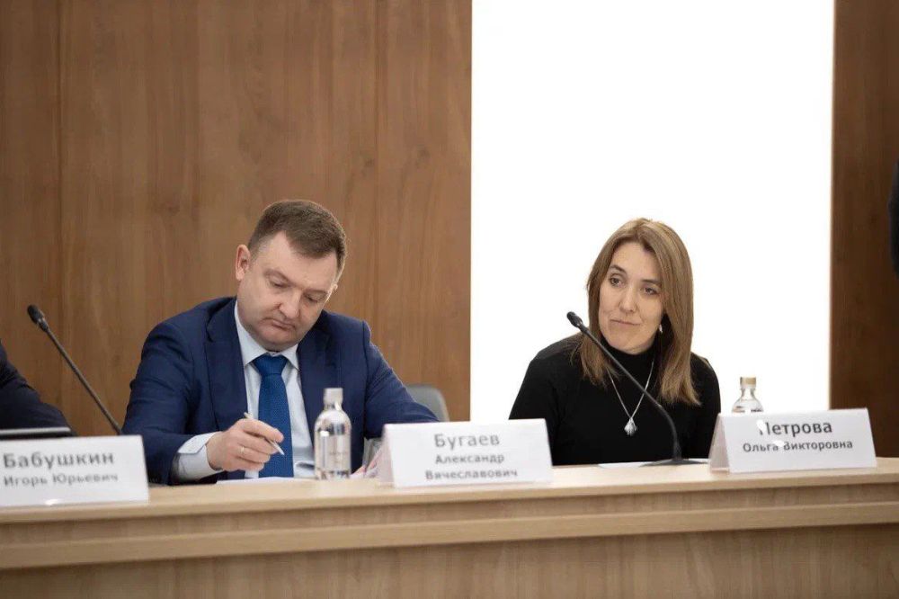 Статс-секретарь – заместитель Министра обороны РФ, председатель фонда «Защитники Отечества» Анна Цивилева провела круглый стол, на котором собрались те, кто стоял у истоков создания фонда, и герои спецоперации Статс-секретарь – заместитель Министра обороны РФ, председатель фонда «Защитники Отечества» Анна Цивилева провела круглый стол, на котором собрались те, кто стоял у истоков создания фонда, и герои спецоперации