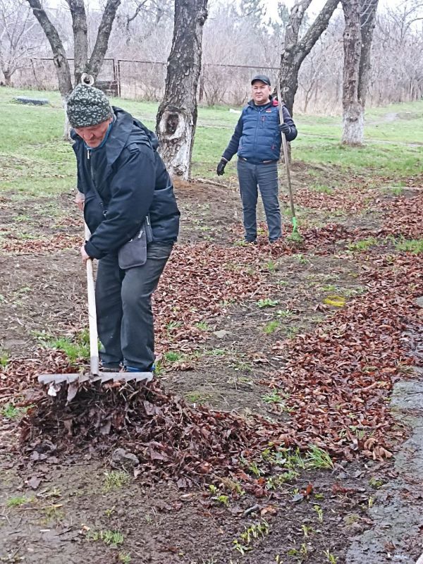 Сергей Желновач: Сегодня в рамках проведения двухмесячника по благоустройству территории в пгт.Луганское прошел субботник Сергей Желновач: Сегодня в рамках проведения двухмесячника по благоустройству территории в пгт.Луганское прошел субботник