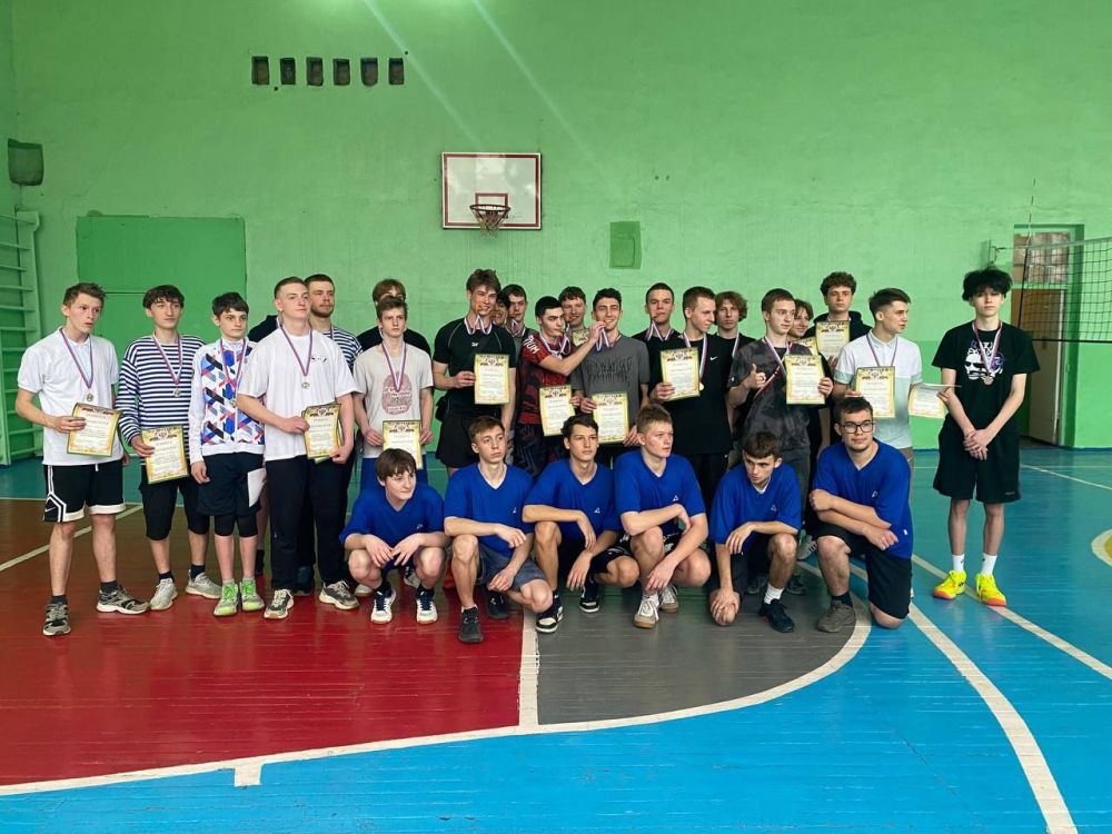 Вчера на базе СШ №24 состоялся финал Кубка города Харцызска по волейболу «Звезды волейбола» среди юношей общеобразовательных школ г.о. Харцызск Вчера на базе СШ №24 состоялся финал Кубка города Харцызска по волейболу «Звезды волейбола» среди юношей общеобразовательных школ г.о. Харцызск