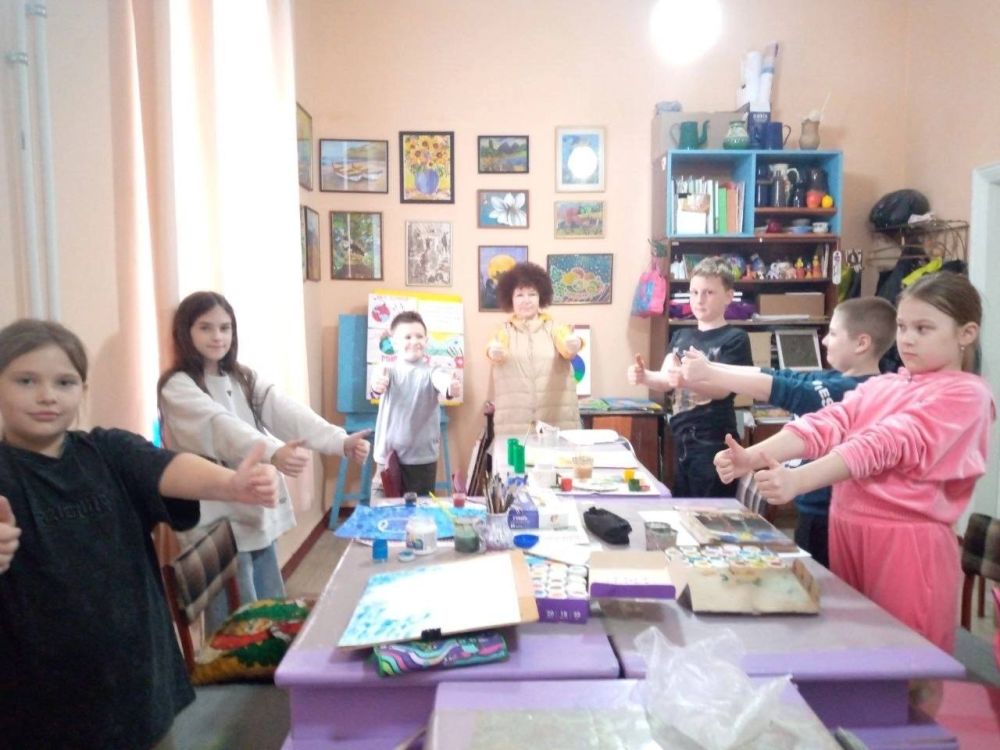 Сегодня, в Зугрэсской детской школе искусств, заведующий сектором народного творчества Швыркова Н. А., провела информационный час к годовщине провозглашения Донецкой Народной Республики, для участников Образцового ансамбля... Сегодня, в Зугрэсской детской школе искусств, заведующий сектором народного творчества Швыркова Н. А., провела информационный час к годовщине провозглашения Донецкой Народной Республики, для участников Образцового ансамбля...